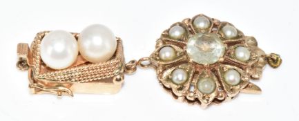 A 14k gold clasp set with two cultured pearls (3g) and a 9ct gold clasp set with quartz and split