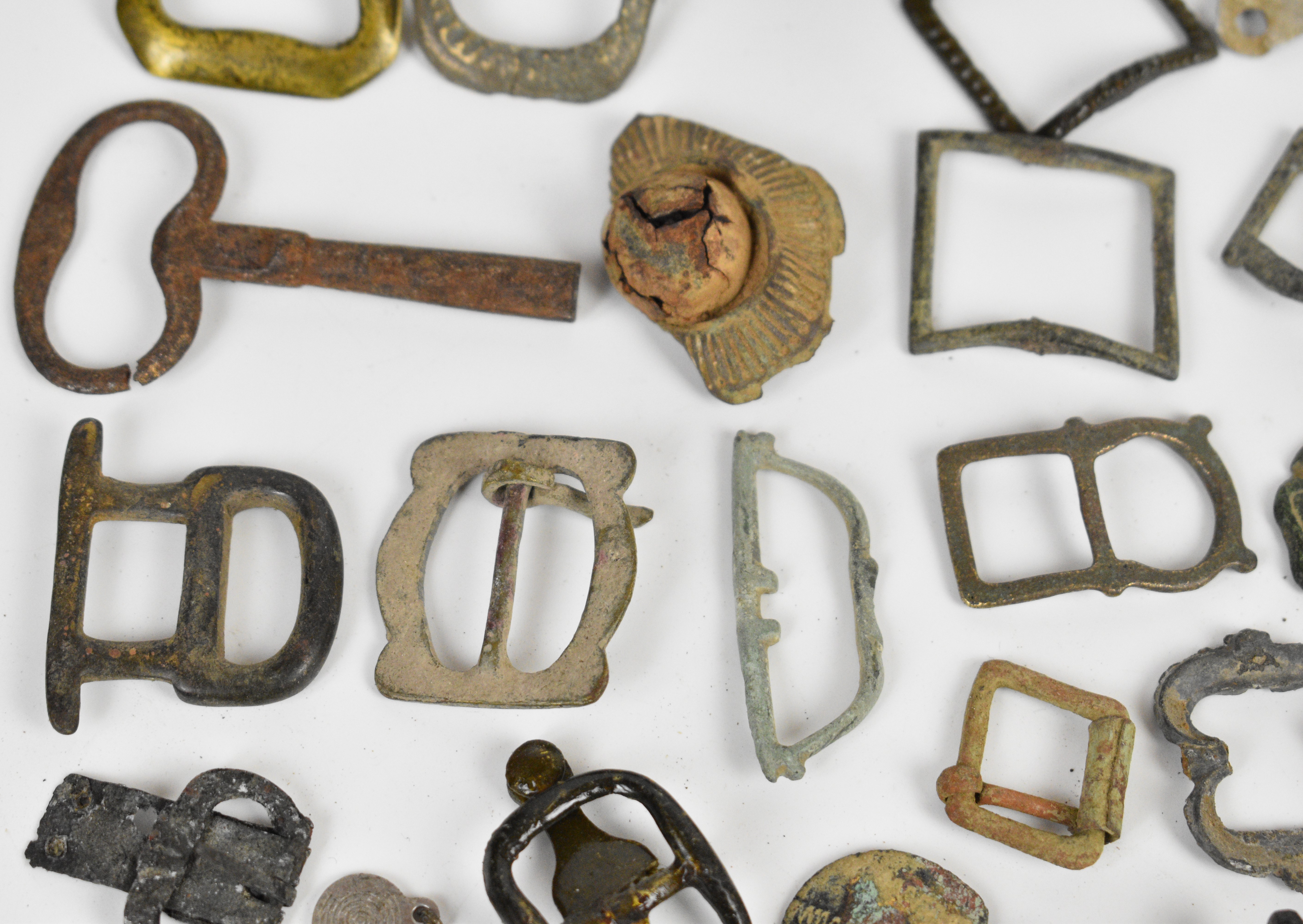 A large collection of metal detector finds and collectibles including badges, military buttons and - Image 5 of 10
