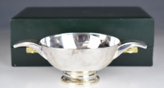 Elizabeth II hallmarked silver twin handled porringer or quaich, Birmingham 1970, maker Barker Ellis