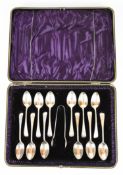 Victorian set of 12 hallmarked silver teaspoon and sugar tongs, Sheffield 1897, maker John Round &