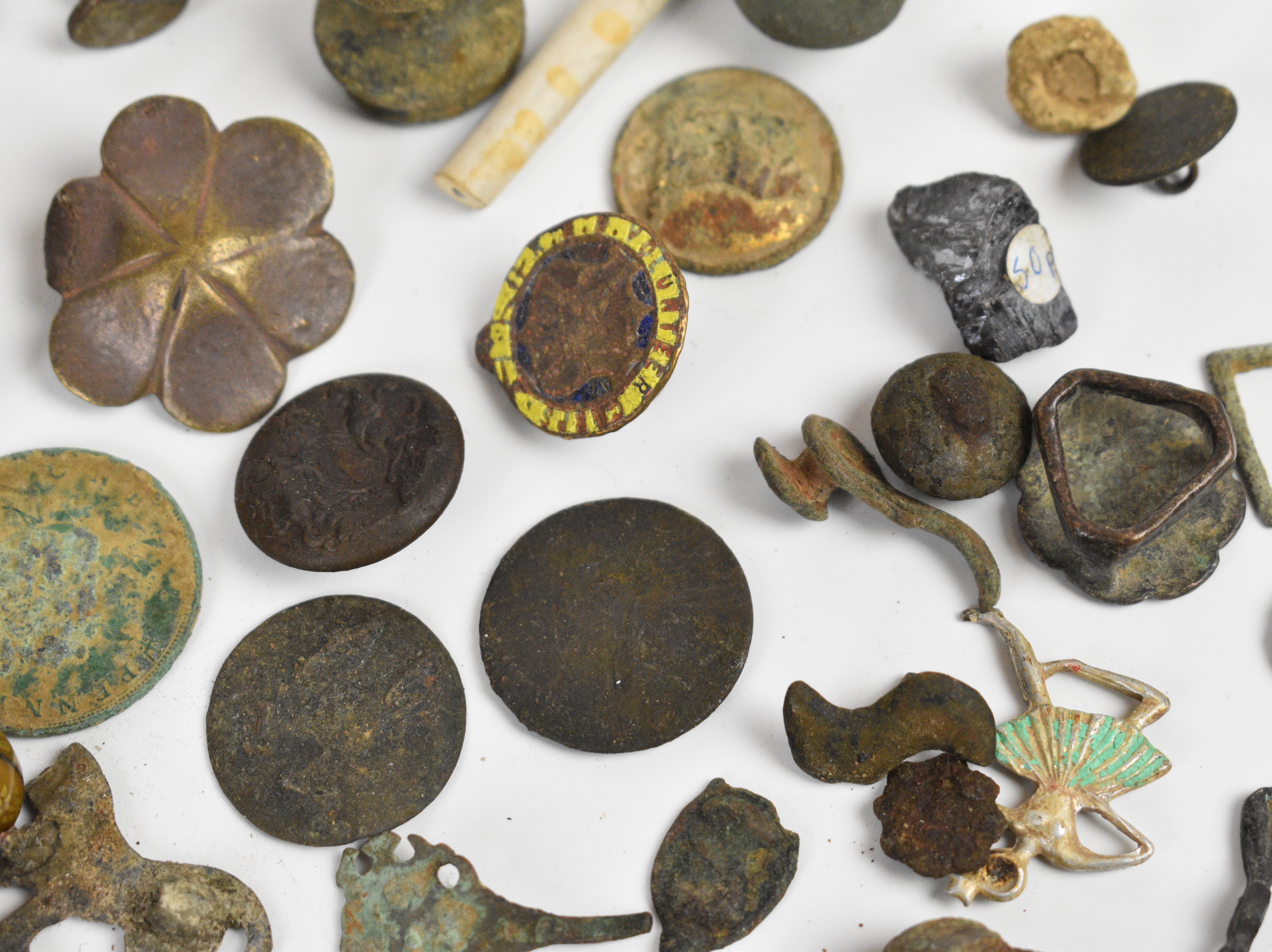 A large collection of metal detector finds and collectibles including badges, military buttons and - Image 8 of 10