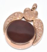 A c1900 9ct rose gold swivel fob set with bloodstone and carnelian agate, 7.9g