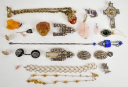 A collection of jewellery including 9ct gold earrings set with cubic zirconia (1.2g), 9ct white gold