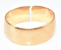 An 18ct gold wedding band / ring, Birmingham 1908, 4g (band cut)