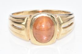 A 9ct gold ring set with a sunstone cabochon, 5.1g, size T