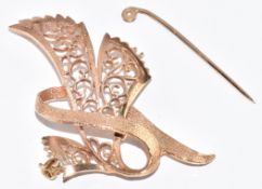 A 9ct rose gold brooch in a stylised ribbon design, 8.1g, 5.2 x 3.2cm