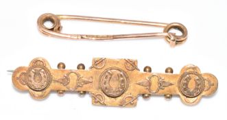Edwardian 15ct gold brooch with embossed horseshoe decoration (3.2g, 4.5cm) and a 9ct gold brooch/