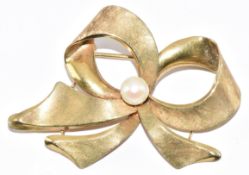 A 9ct gold bow brooch with matte finish set with a cultured pearl, 4.8g, 4.5cm