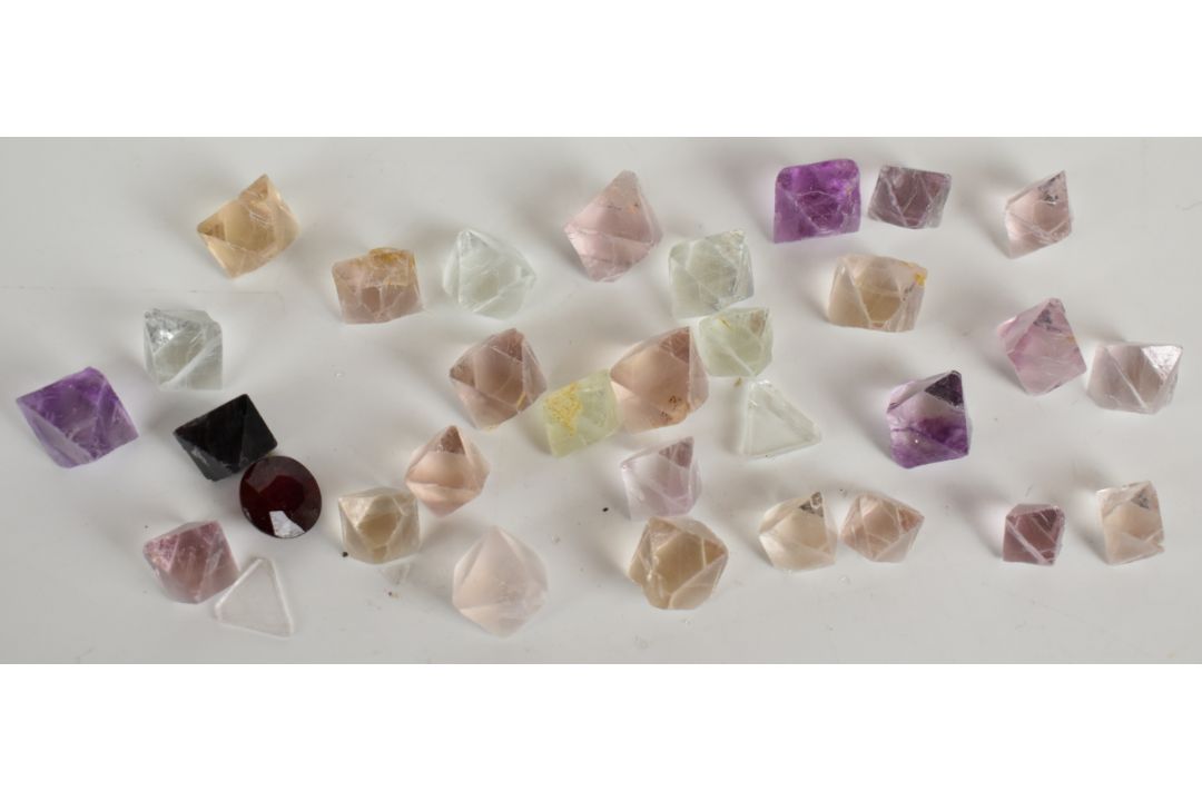 A collection of loose uncut fluorite stones (533ct), a 1.5ct chalcedony cabochon, 2.5ct ruby - Image 6 of 6