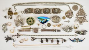 A collection of jewellery including two 9ct gold signet rings (3.4g), 9ct gold chain (0.8g), pair of