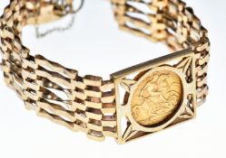 A 9ct gold gate bracelet set with a 1913 gold half sovereign and with heart padlock clasp, 20g