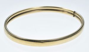 A 9ct gold bangle, 5.6g