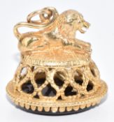 A 9ct gold charm / fob in the form of a lion set with onyx, 7.5g, 2.2cm