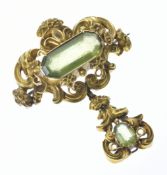 Victorian yellow metal brooch set with peridot, 11g, 5 x 4cm