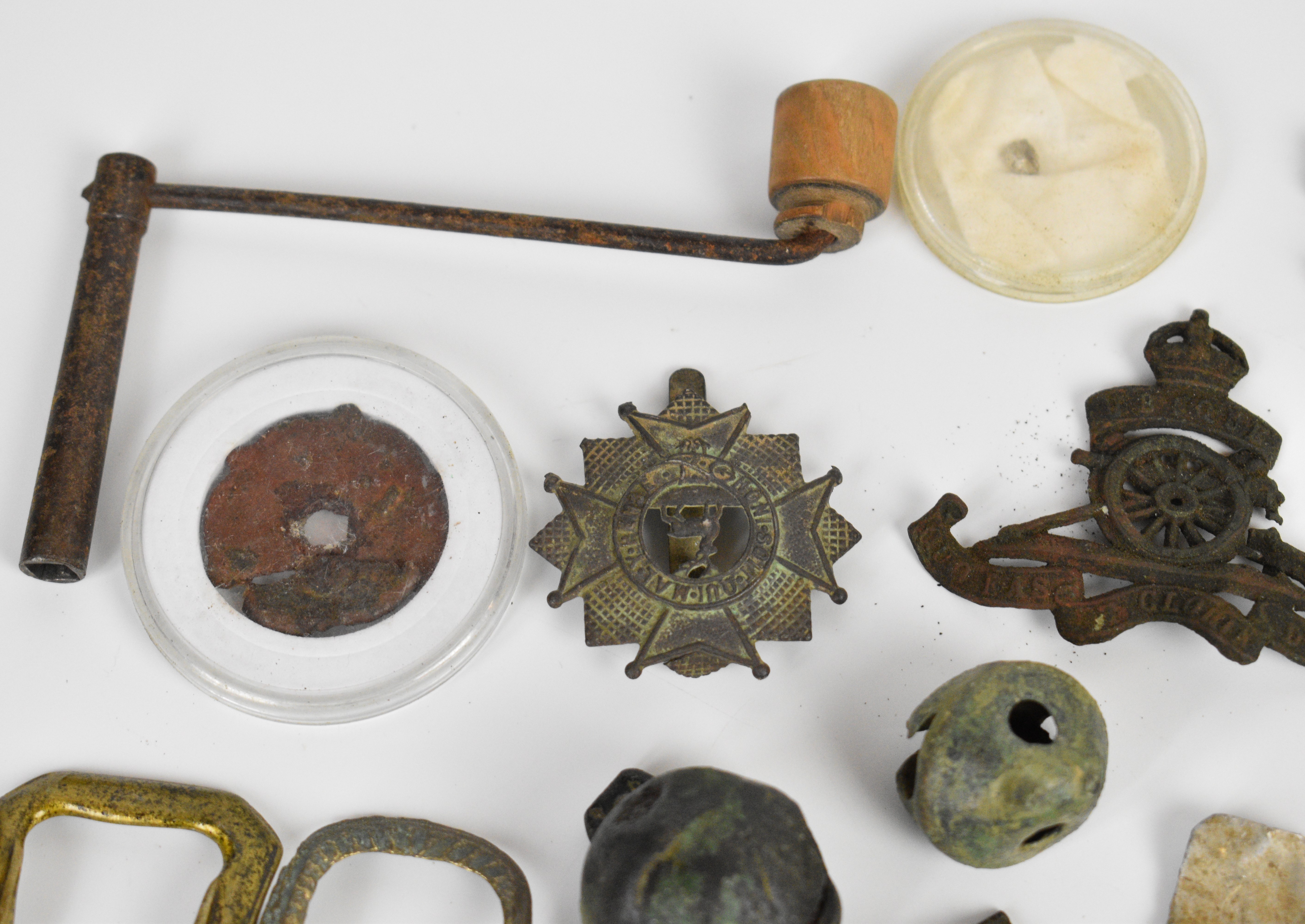 A large collection of metal detector finds and collectibles including badges, military buttons and - Image 2 of 10