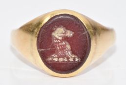 An 18ct gold signet ring set with an agate intaglio seal depicting a dog, 4.1g, size J