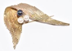 A 9ct gold brooch with textured detail set with pearls, 9.1g, 5cm