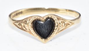 A 9ct gold ring set with a heart cut onyx, 0.7g, size J