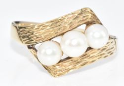 A 333 gold ring set with three pearls, 3.1g, size T