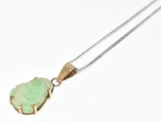 A 9ct white gold chain (48cm, 2.3g) and yellow metal pendant set with jadeite carved in the form