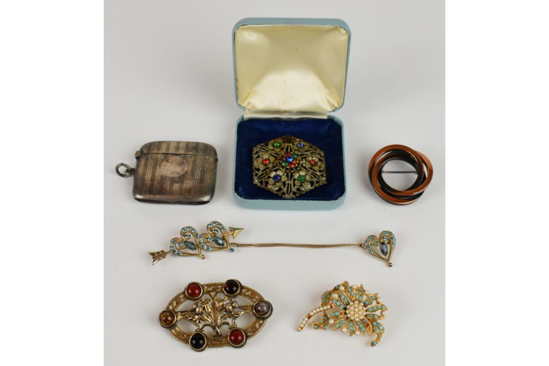 Silver vesta (26g), Miracle brooch and further vintage brooches - Image 1 of 12