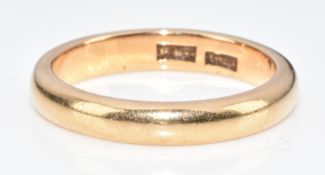 An 18ct gold wedding band / ring, 4.5g, size M