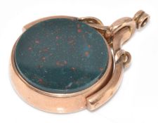 A 9ct rose gold swivel fob set with carnelian agate and bloodstone, 6.5g
