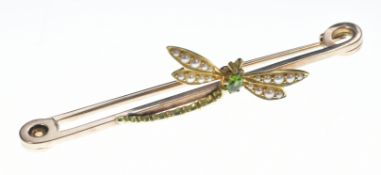 Edwardian 9ct gold brooch in the form of a dragonfly set with a green garnet and split pearls, 6.9g,