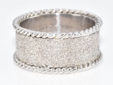 An 18ct white gold wedding band / ring with textured decoration and rope twist borders, 9.1g, size