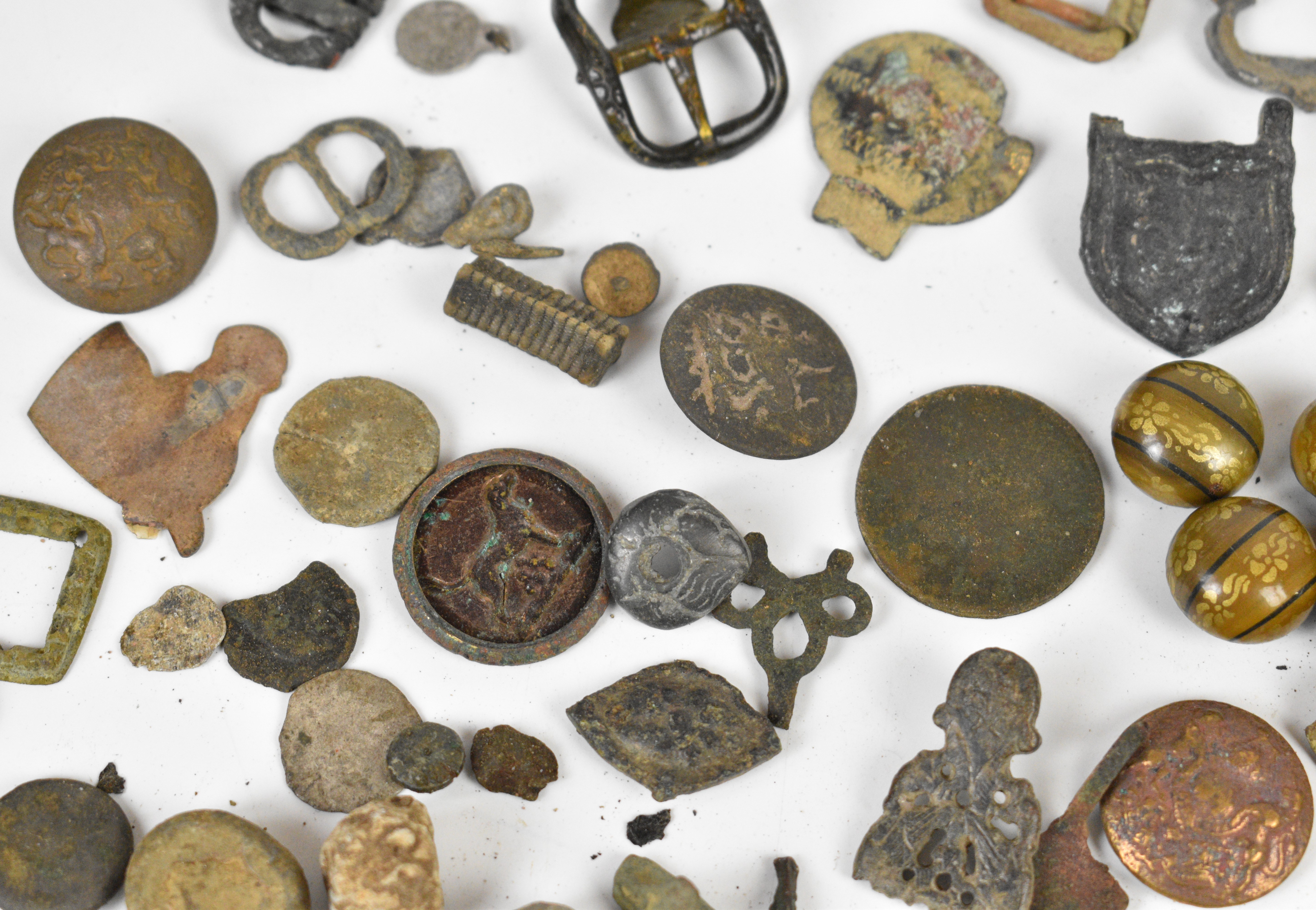A large collection of metal detector finds and collectibles including badges, military buttons and - Image 6 of 10