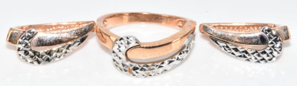 A 14k gold bi-coloured ring with bright cut decoration, with matching earrings, 7.3g, size O