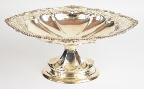 Walker & Hall Edward VII hallmarked silver centrepiece with gadrooned edge, lobed bowl and raised on