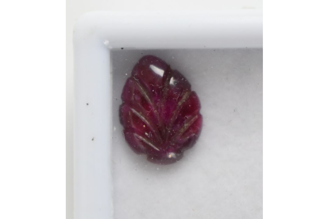 A collection of loose uncut fluorite stones (533ct), a 1.5ct chalcedony cabochon, 2.5ct ruby - Image 3 of 6