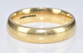 An 18ct gold wedding band / ring, 8.1g, size R