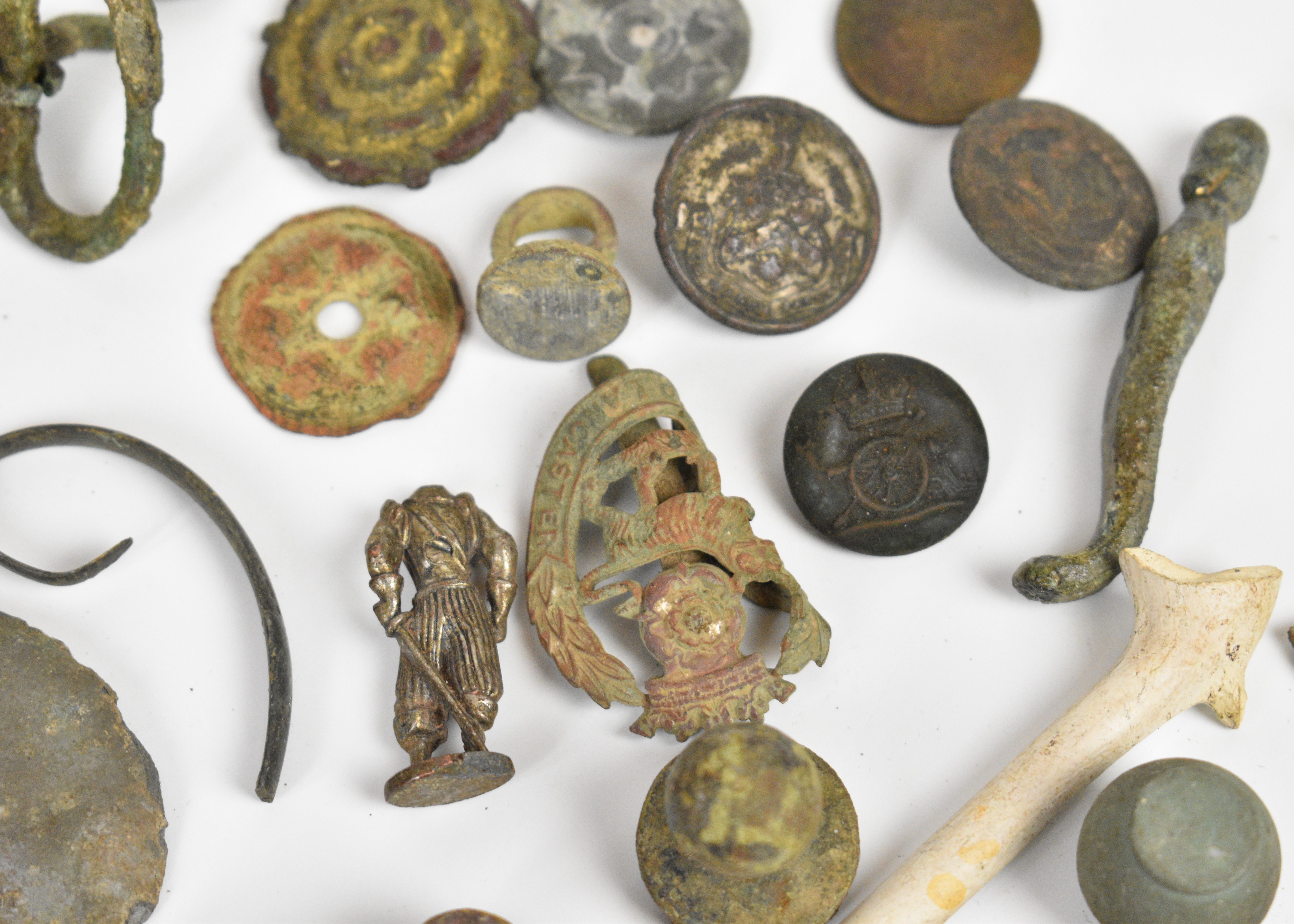 A large collection of metal detector finds and collectibles including badges, military buttons and - Image 4 of 10