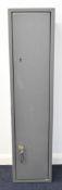 Metal shotgun or rifle cabinet with two sets of keys, 132.5 x 30 x 22cm.