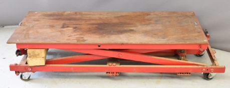 Jacking trolley to suit live steam locomotives, road steam or motorcycles with hydraulic jack to one