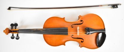 20th century violin labelled Robert J Vale, Droitwich, with single piece back measuring 35cm