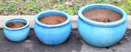 Three glazed ‘nested’ jardinieres / garden planters, largest D50 x H30cm
