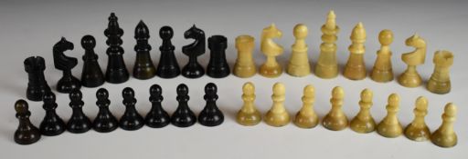 Carved horn chess set, likely Victorian, with natural and stained pieces, height of king 8cm.
