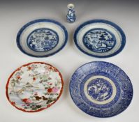 19th/20thC Chinese and Japanese export plates and a small vase, largest diameter 23cm