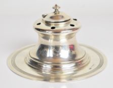 Edward VII hallmarked silver desk top inkwell, London 1902, maker Sibray, Hall & Co Ltd, diameter
