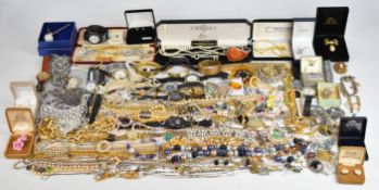 A collection of jewellery including 9ct gold front and back bangle, 9ct gold single earring (1g),