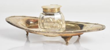 Edward VII hallmarked silver inkwell on oval stand, Chester 1906, maker's mark rubbed, length
