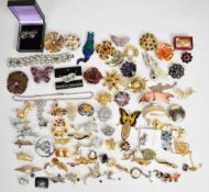 Costume jewellery including 14 gold pendant set with a synthetic purple sapphire (6.3g), brooches