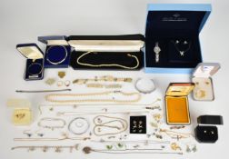 A collection of jewellery including 9ct gold ring (1.2g), 9ct gold Lotus earrings, 9ct gold brooch