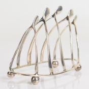 Edward VII hallmarked silver novelty five bar toast rack formed as wishbones, raised on four ball