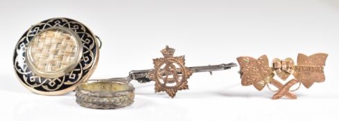 A 9ct gold Mizpah brooch (Birmingham 1908, 3.3g), silver rifle brooch (Chester 1915), Chinese