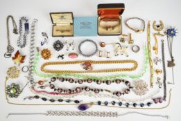 A collection of jewellery including 9ct gold brooch (1.2g), silver bracelet, brooches including