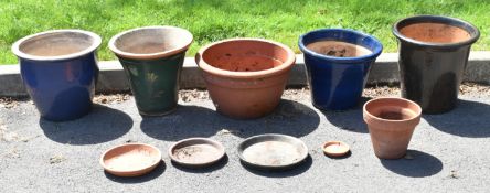 Five glazed and terracotta jardinières / garden planters, largest H44cm